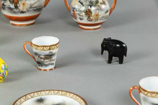 Rest-Teeservice aus Porzellan, Väschen und zwei kleine Elefanten - Foto 5