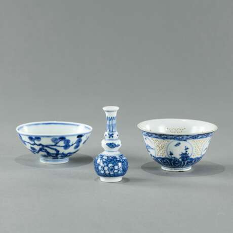 Zwei blau-weiß dekorierte Porzellanschalen und eine Vase - фото 1