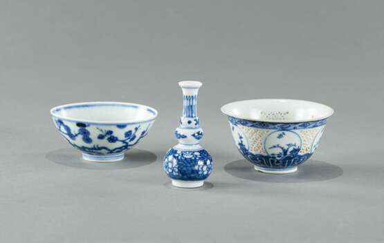 Zwei blau-weiß dekorierte Porzellanschalen und eine Vase - Foto 2