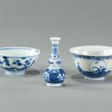 Zwei blau-weiß dekorierte Porzellanschalen und eine Vase - photo 2