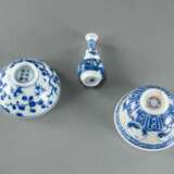 Zwei blau-weiß dekorierte Porzellanschalen und eine Vase - photo 3