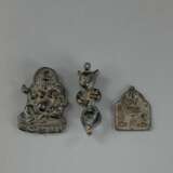 Drei kleine Bronze-Anhänger mit buddhistischen Darstellungen - photo 1
