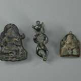 Drei kleine Bronze-Anhänger mit buddhistischen Darstellungen - photo 2