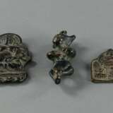 Drei kleine Bronze-Anhänger mit buddhistischen Darstellungen - Foto 3