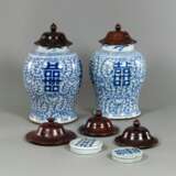 Paar Vasen mit unterglasurblauem Dekor aus Porzellan, zwei Deckel aus Porzellan und fünf Deckel aus Holz - photo 1