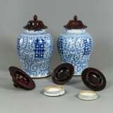 Paar Vasen mit unterglasurblauem Dekor aus Porzellan, zwei Deckel aus Porzellan und fünf Deckel aus Holz - фото 2