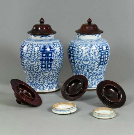 Paar Vasen mit unterglasurblauem Dekor aus Porzellan, zwei Deckel aus Porzellan und fünf Deckel aus Holz - photo 2