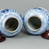 Paar Vasen mit unterglasurblauem Dekor aus Porzellan, zwei Deckel aus Porzellan und fünf Deckel aus Holz - photo 3