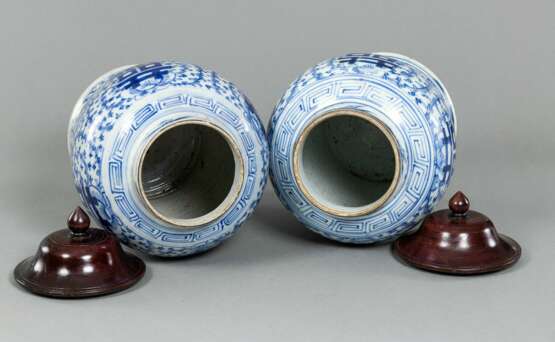 Paar Vasen mit unterglasurblauem Dekor aus Porzellan, zwei Deckel aus Porzellan und fünf Deckel aus Holz - фото 3