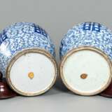 Paar Vasen mit unterglasurblauem Dekor aus Porzellan, zwei Deckel aus Porzellan und fünf Deckel aus Holz - photo 4