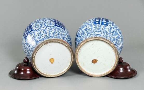 Paar Vasen mit unterglasurblauem Dekor aus Porzellan, zwei Deckel aus Porzellan und fünf Deckel aus Holz - photo 4