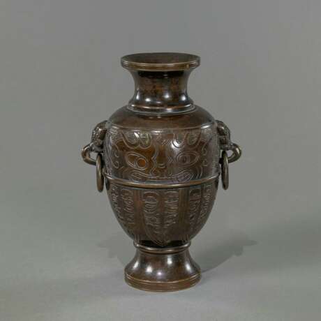 Bronzevase mit seitlichen Handhaben und archaischem Dekor - Foto 1