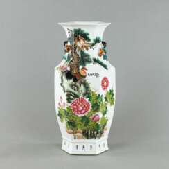 Hexagonal Vase mit Aufschrift, und Dekor eimes Hahns und einer Taube
