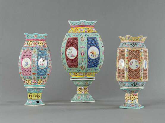 Gruppe von drei Laternen aus Porzellan mit polychromem Dekor, je in zwei Teilen gearbeitet - Foto 2