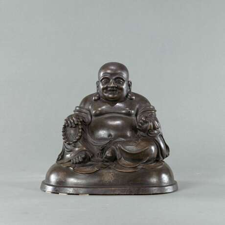 Bronze des sitzenden Budai mit Silbereinlagen - photo 1