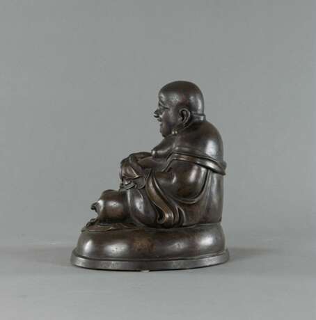 Bronze des sitzenden Budai mit Silbereinlagen - фото 2