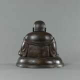 Bronze des sitzenden Budai mit Silbereinlagen - фото 3