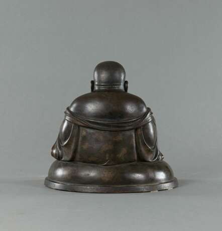 Bronze des sitzenden Budai mit Silbereinlagen - photo 3