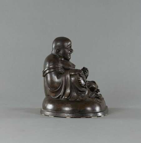 Bronze des sitzenden Budai mit Silbereinlagen - фото 4