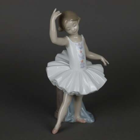 Porzellanfigur "Kleine Ballerina II", Lladro, Spanien, Modellnr. 8126 - фото 1