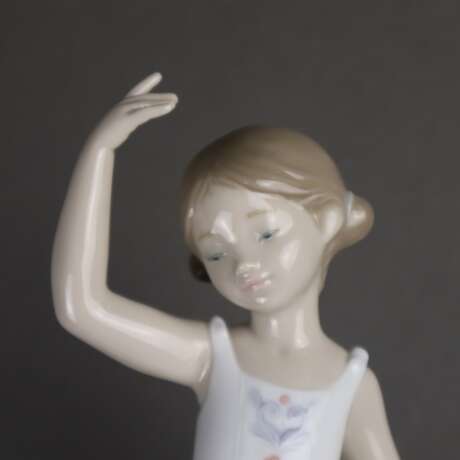 Porzellanfigur "Kleine Ballerina II", Lladro, Spanien, Modellnr. 8126 - Foto 4