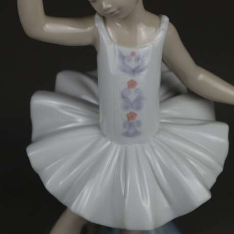 Porzellanfigur "Kleine Ballerina II", Lladro, Spanien, Modellnr. 8126 - Foto 5