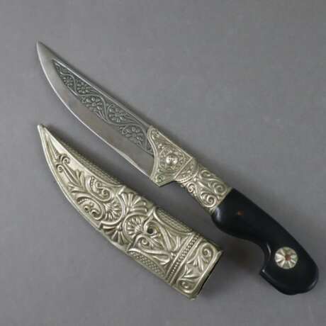 Kleines Messer in verzierter Metallscheide - фото 1