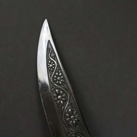 Kleines Messer in verzierter Metallscheide - фото 4