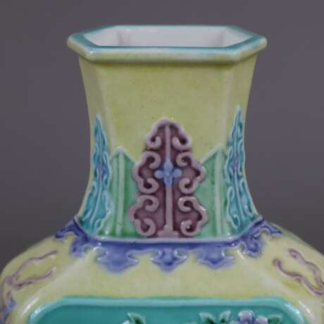 Vase mit reliefiertem Dekor - photo 2