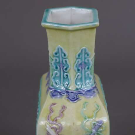 Vase mit reliefiertem Dekor - photo 5
