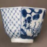 Kleine Teeschale mit Blau-Weiß-Dekor - фото 4