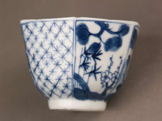 Kleine Teeschale mit Blau-Weiß-Dekor - Foto 4