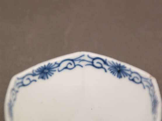 Kleine Teeschale mit Blau-Weiß-Dekor - Foto 5