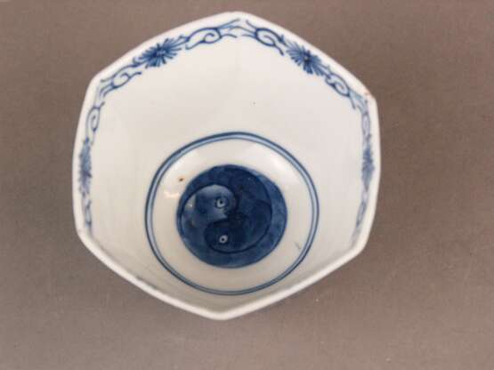 Kleine Teeschale mit Blau-Weiß-Dekor - Foto 6