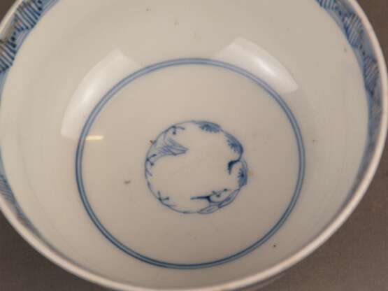 Runde Teeschale mit Blau-Weiß-Dekor - фото 3