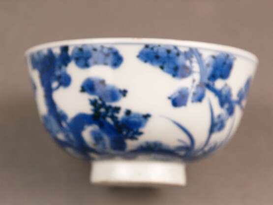 Runde Teeschale mit Blau-Weiß-Dekor - photo 4