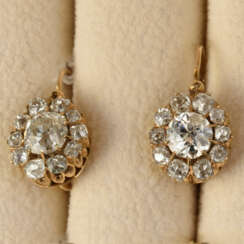 Earrings in the form of "raspberry" diamond