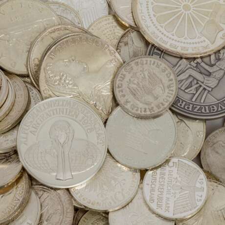Lot diverser, meist silberhaltiger Münzen und Medaillen, - фото 2