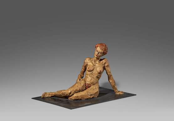 Stephan Balkenhol. Mixed Lot of Two Sculptures: a) Kniender Mann and b) Liegende Frau - Foto 1