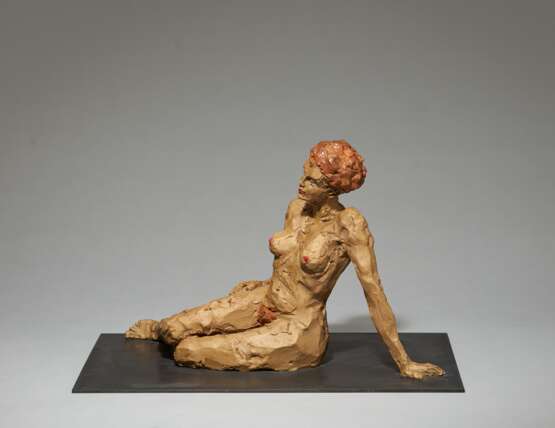 Stephan Balkenhol. Mixed Lot of Two Sculptures: a) Kniender Mann and b) Liegende Frau - photo 2