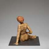 Stephan Balkenhol. Mixed Lot of Two Sculptures: a) Kniender Mann and b) Liegende Frau - photo 3
