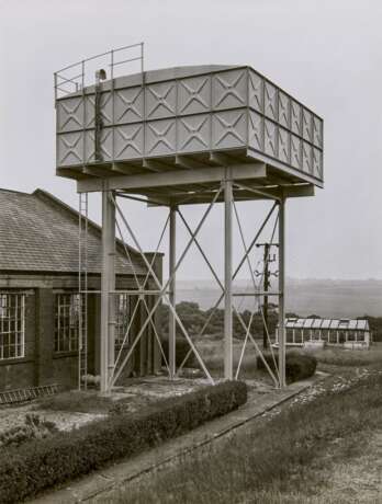 Bernd and Hilla Becher. Wasserturm Kirkhamgate bei Leeds England - фото 1