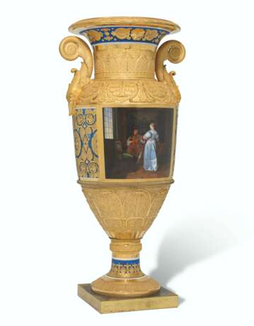 Imperial Porcelain Factory. AN IMPRESSIVE AND LARGE IMPERIAL PORCELAIN VASE - фото 2