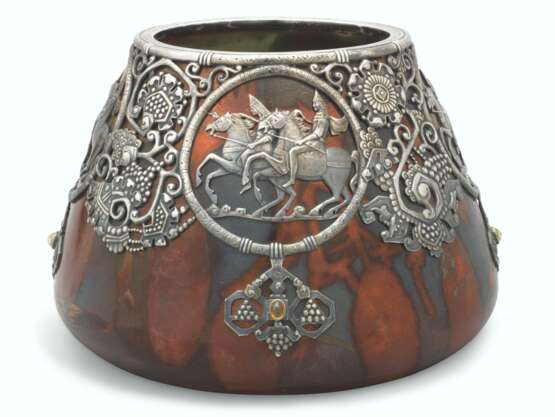 A RARE AND IMPORTANT GEM-SET SILVER-MOUNTED CERAMIC VASE - Foto 1