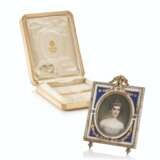 AN IMPRESSIVE VARICOLOUR GOLD AND SILVER-MOUNTED GUILLOCH&#201; ENAMEL FRAME WITH PORTRAIT MINIATURE - Foto 1