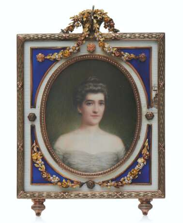 AN IMPRESSIVE VARICOLOUR GOLD AND SILVER-MOUNTED GUILLOCH&#201; ENAMEL FRAME WITH PORTRAIT MINIATURE - Foto 2