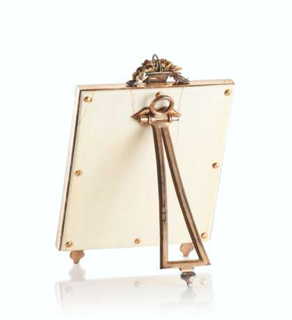 AN IMPRESSIVE VARICOLOUR GOLD AND SILVER-MOUNTED GUILLOCH&#201; ENAMEL FRAME WITH PORTRAIT MINIATURE - Foto 3
