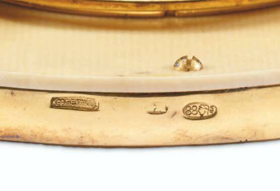 A JEWELLED, GUILLOCH&#201; ENAMEL, TWO-COLOUR GOLD-MOUNTED AND SILVER-GILT DESK CLOCK - photo 3