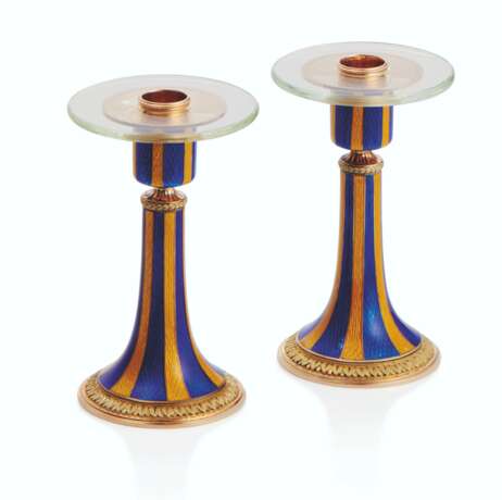 Fabergé. A PAIR OF RARE GUILLOCH&#201; ENAMEL, ROCK CRYSTAL AND TWO-COLOUR GOLD AND SILVER CANDLE STICKS - Foto 2