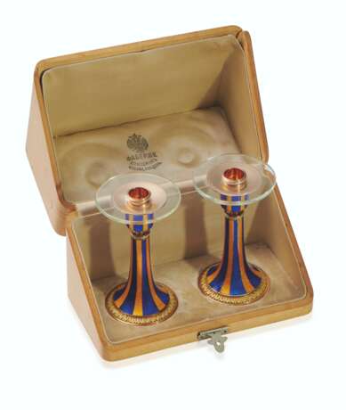 Fabergé. A PAIR OF RARE GUILLOCH&#201; ENAMEL, ROCK CRYSTAL AND TWO-COLOUR GOLD AND SILVER CANDLE STICKS - фото 3